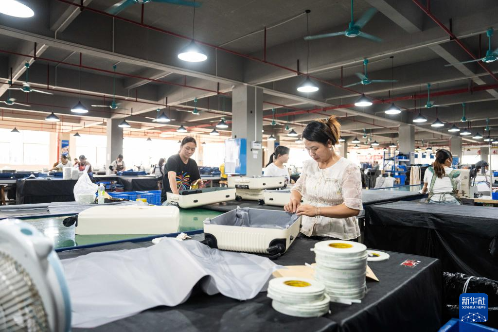 6月23日，在蓝山县皮具箱包科技产业园一家箱包生产企业，工人在赶制拉杆行李箱。