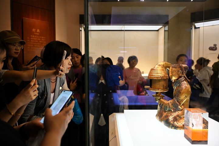 10月5日，游客在河北博物院内参观。新华社记者 牟宇 摄