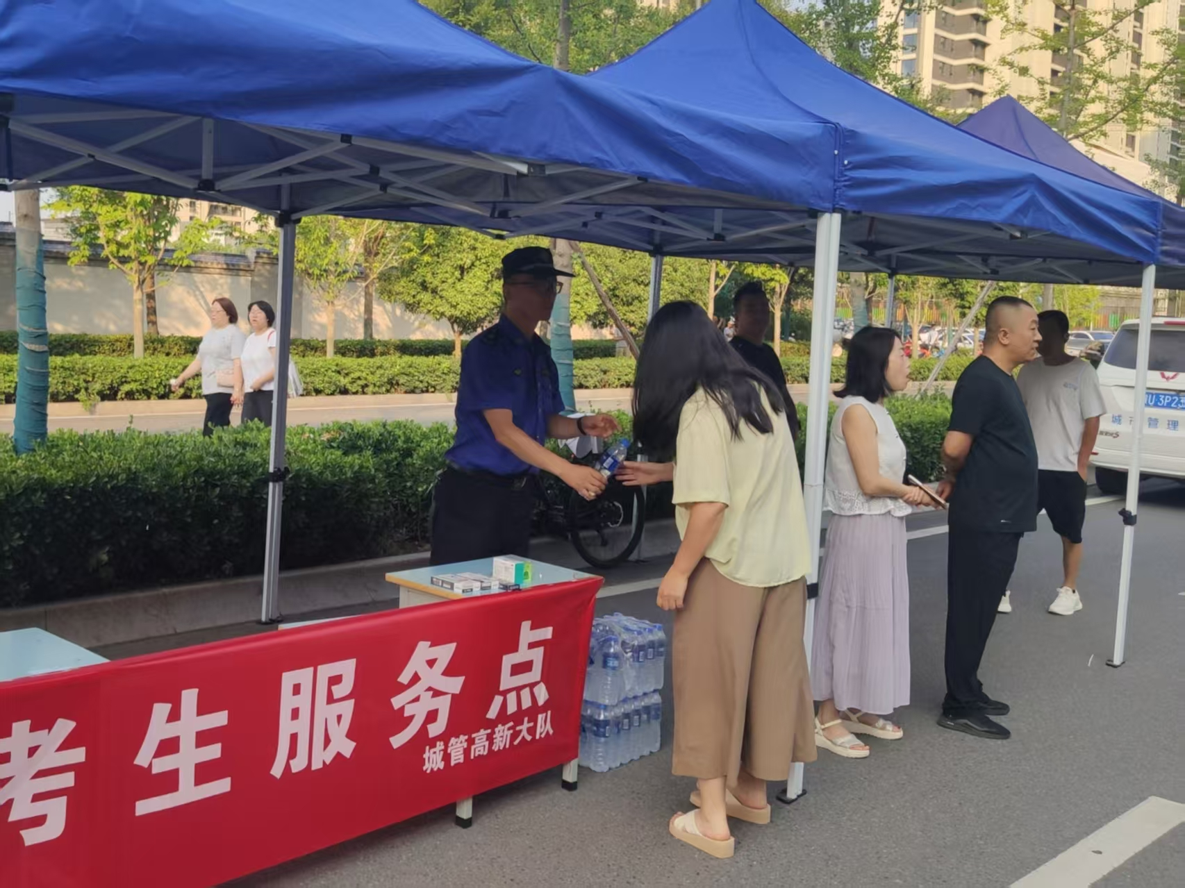 少年提笔追梦 城管贴心护航