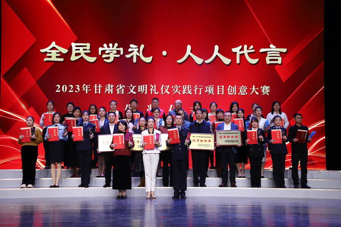 百余红手印摁下婚嫁减负键 华亭小庭院里话新风