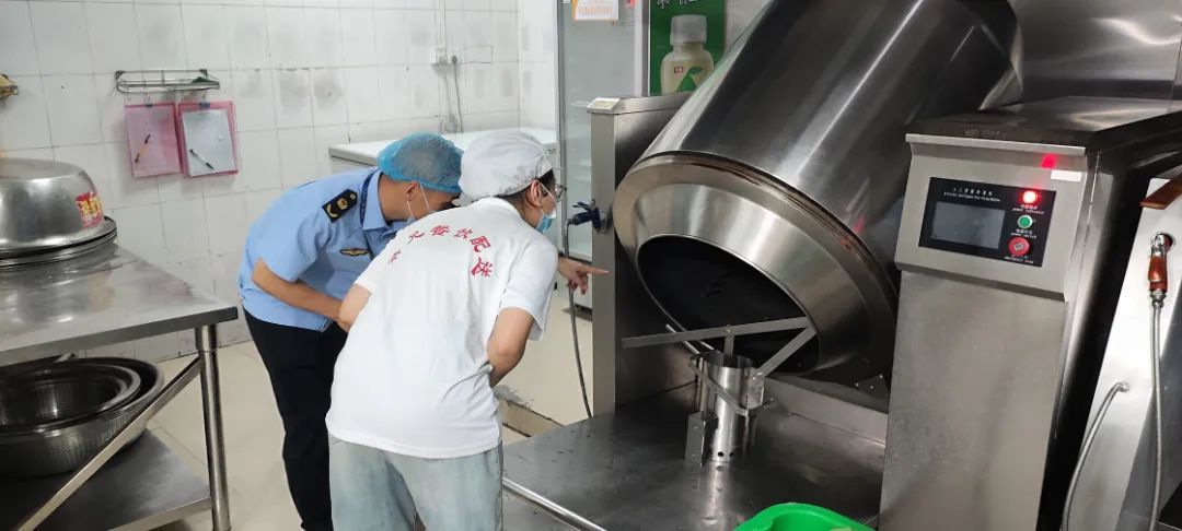 ▲高明区市场监管部门工作人员到高明区配餐公司操作间进行中考前食品安全检查。