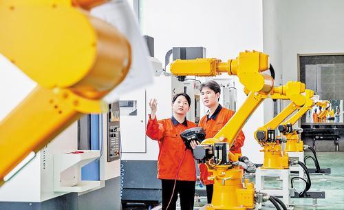 6月12日，在青龙湖创新协同发展示范区，河北汇博科技有限公司员工调试机器人生产设备。 本报记者赵杰摄