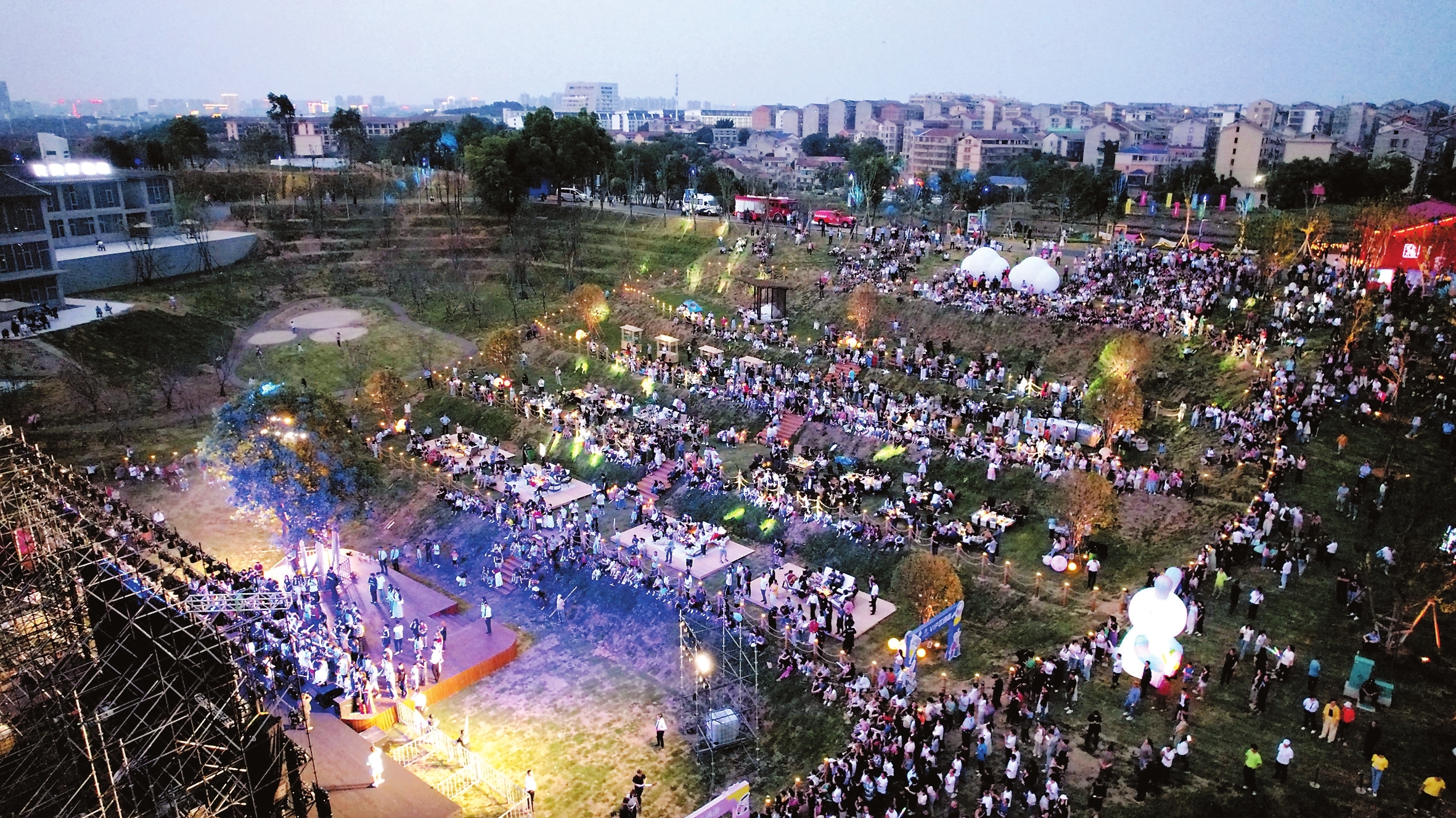 后浪公园大学生音乐节举办。