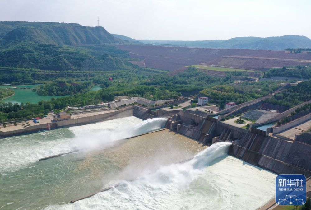 ↑ 这是6月23日在河南济源拍摄的小浪底水利枢纽工程调水调沙现场(无人机照片)。