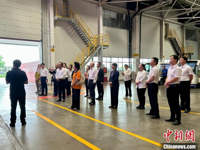 圖為25日，香港企業(yè)家考察江鈴汽車股份有限公司。朱瑩 攝
