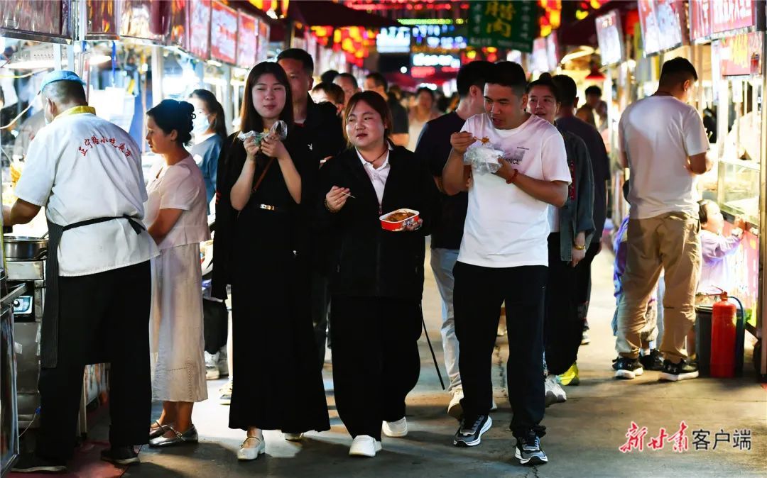 一边走,一边吃,一边看,正宁路夜市飘香四溢,吸引众多游客。新甘肃·甘肃日报记者 马伊星