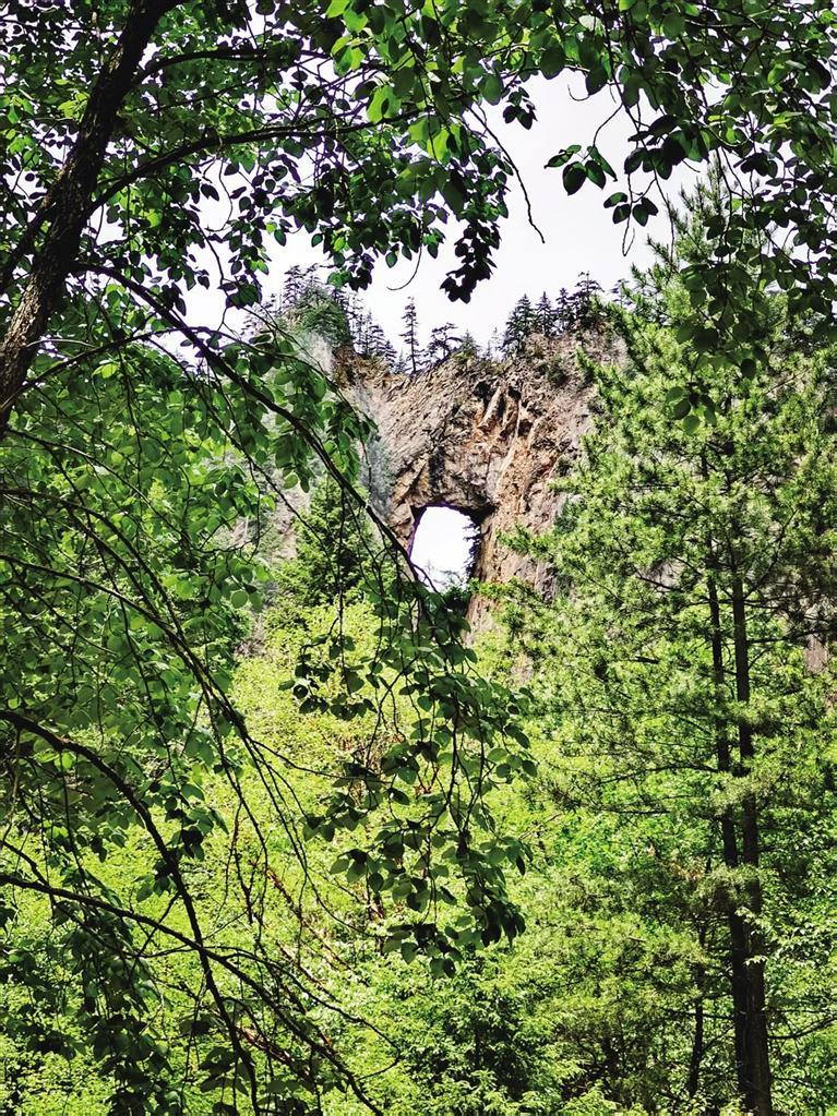 吐鲁沟小天门　记者　杨恽　摄