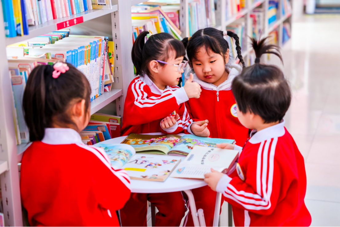 智慧树幼儿园走进富锦市图书馆开展“阅见美好 书香富锦”幼儿研学
