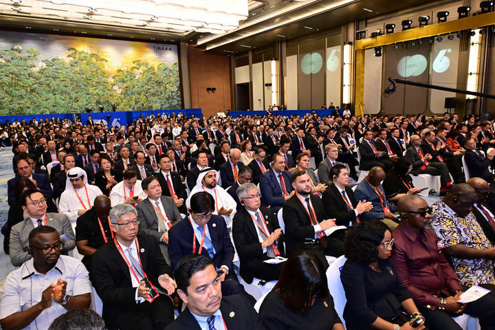 2025年6月19日，与会嘉宾在第六届跨国公司领导人青岛峰会上听会。新华社记者 李紫恒 摄