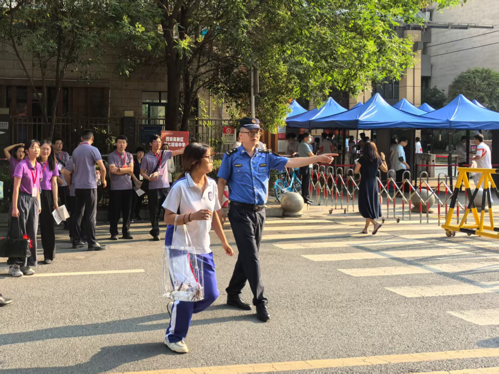 少年提笔追梦 城管贴心护航