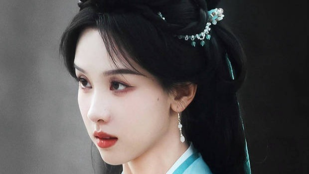 陈都灵蓝绿色古装造型美出圈！两缕秀发衬得温婉似画中人封面图