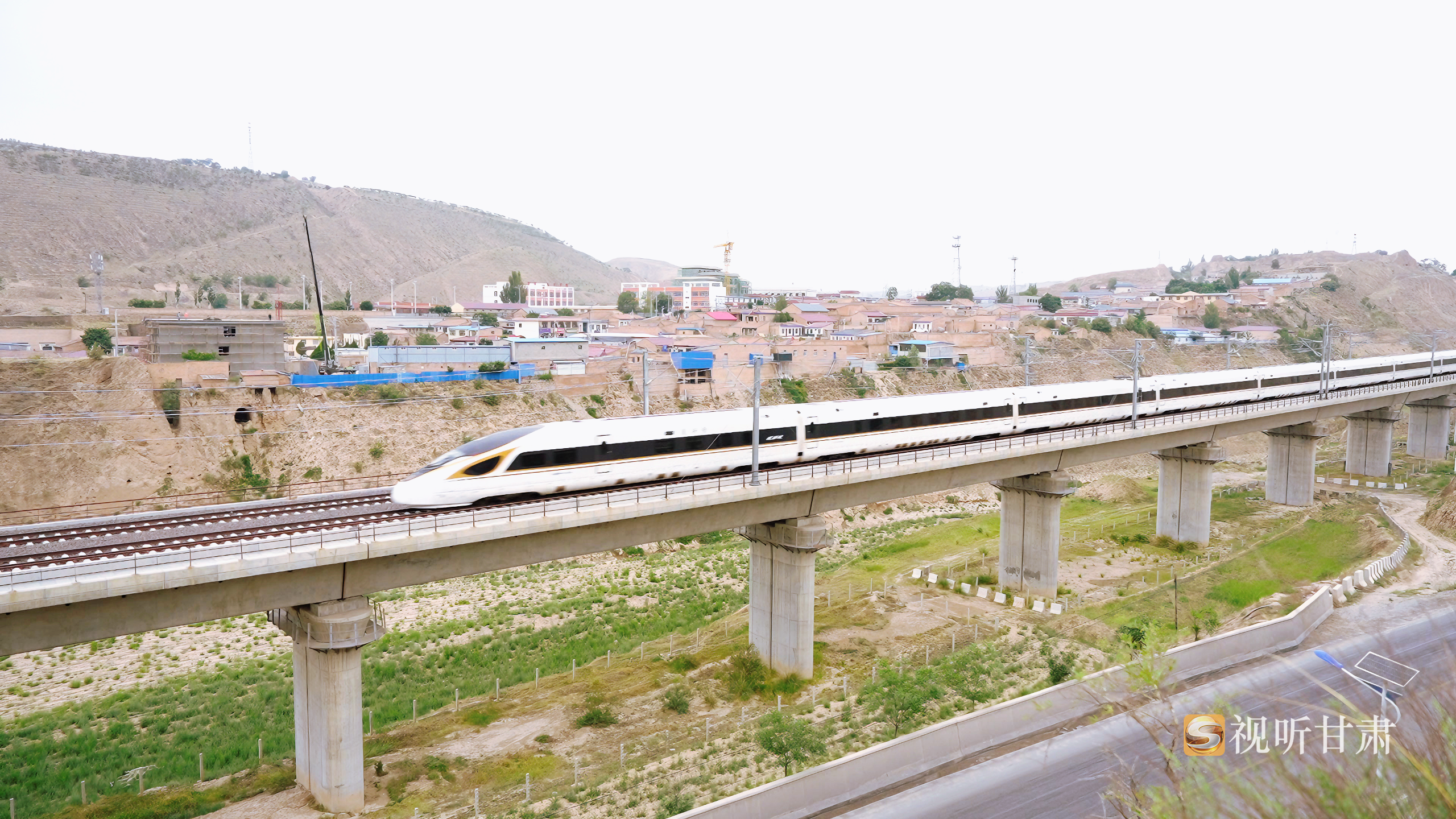 在银西高铁上动车组驶过山城堡段以“笛声”的独特方式缅怀先烈