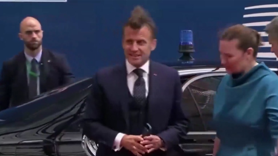 迟到90分钟，马克龙抵达欧盟峰会现场时，“头发凌乱、状态不佳”