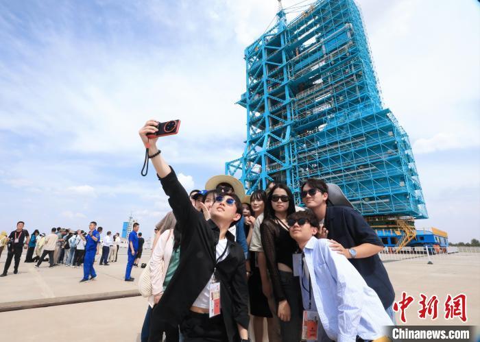 6月24日，中国国民党前主席马英九率台湾青年参观酒泉卫星发射中心。图为台湾青年在载人航天发射塔架前合影留念。尹赛楠　摄