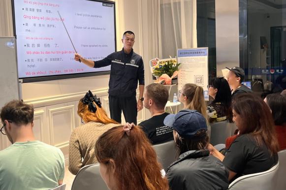 图3：民警为外籍人员开设“中文课”，增进交流便利