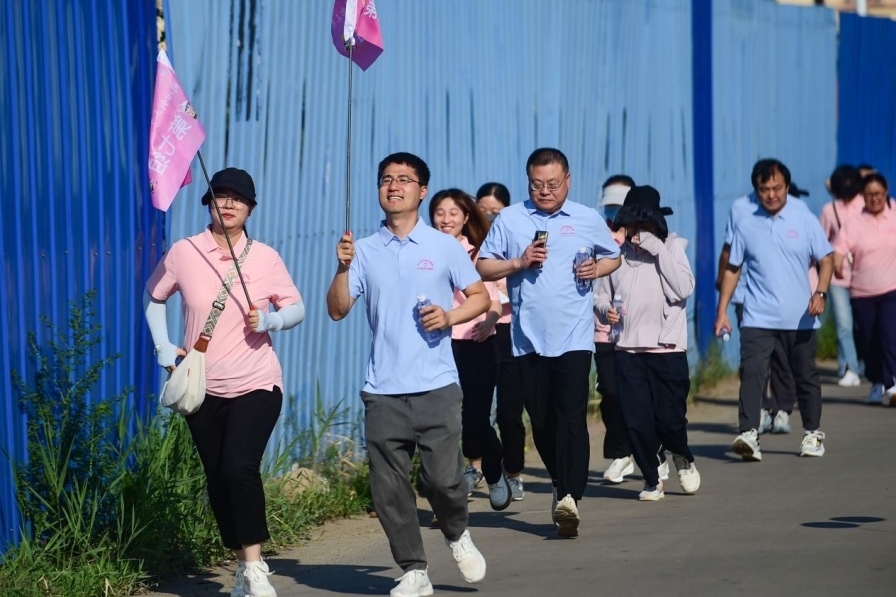 行进途中。