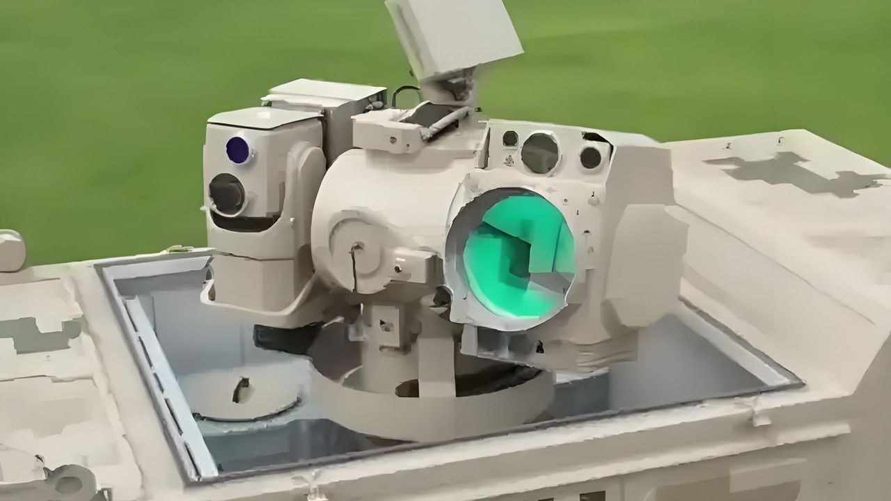 中国新镭射防空系统曝光，解放军合成旅机动车载，可反击无人机群威胁