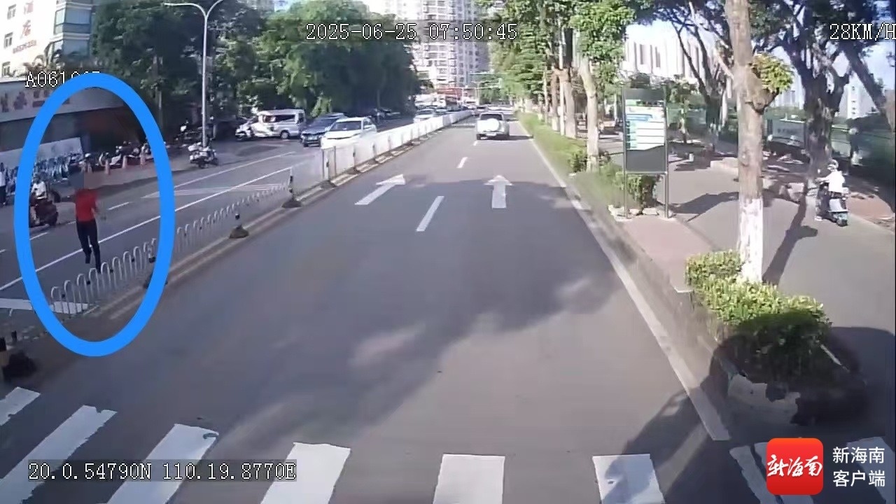送考老师招手求助。通讯员供图