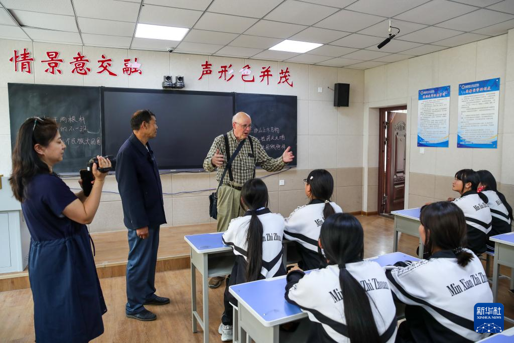 在甘肃省定西市岷县职业中等专业学校的“花儿进校园”课堂上，高文厚为学生讲述自己对于“花儿”的理解（6月13日摄）。新华社记者　郎兵兵　摄