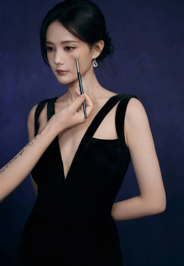 化妆刷轻轻扫在李一桐的脸上。