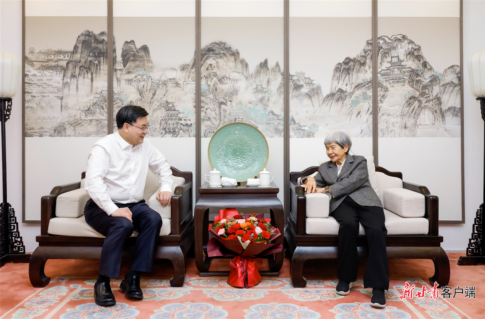 省委书记、省人大常委会主任胡昌升6月26日在敦煌研究院看望慰问所联系服务的专家——敦煌研究院名誉院长樊锦诗。新甘肃·甘肃日报记者　孟捷