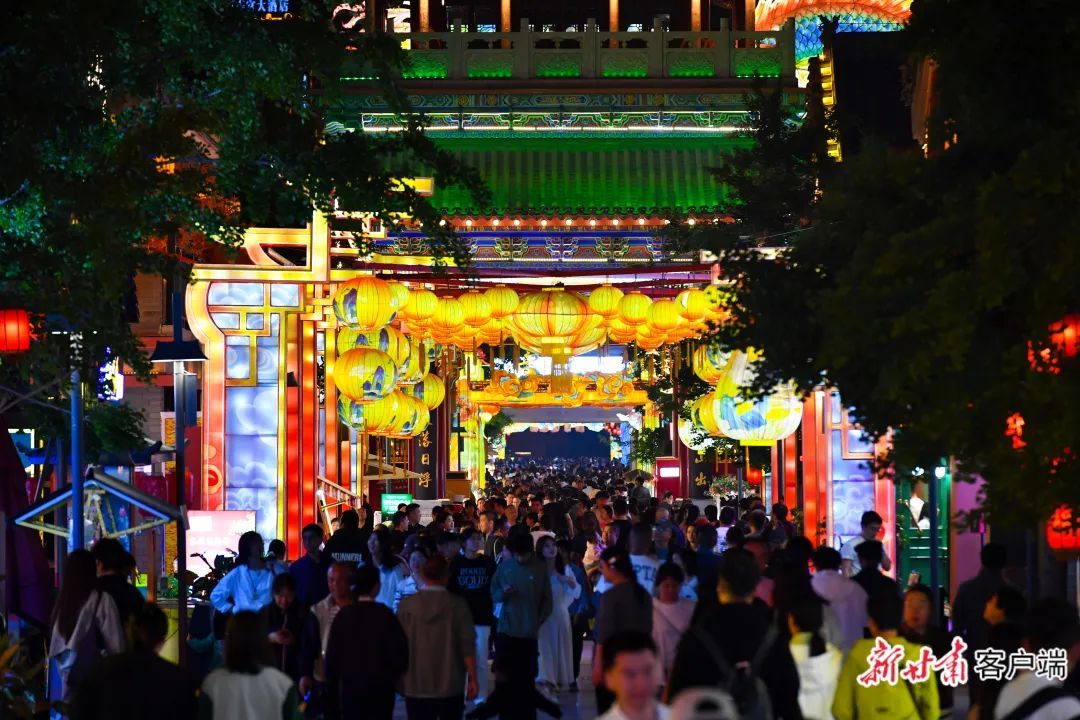 夜晚的兰州老街人头攒动 新甘肃·甘肃日报记者 马伊星