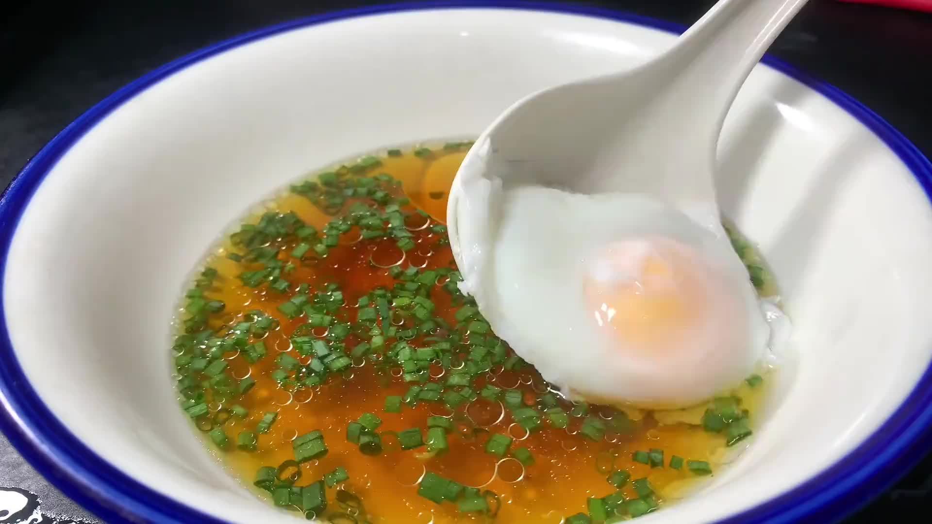 水煮荷包蛋原来这么简单，不散花无白沫，个个圆溜溜的，特别滑嫩