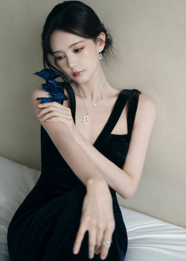 搜狐娱乐讯 6月23日,李一桐现身上海影视剧活动。