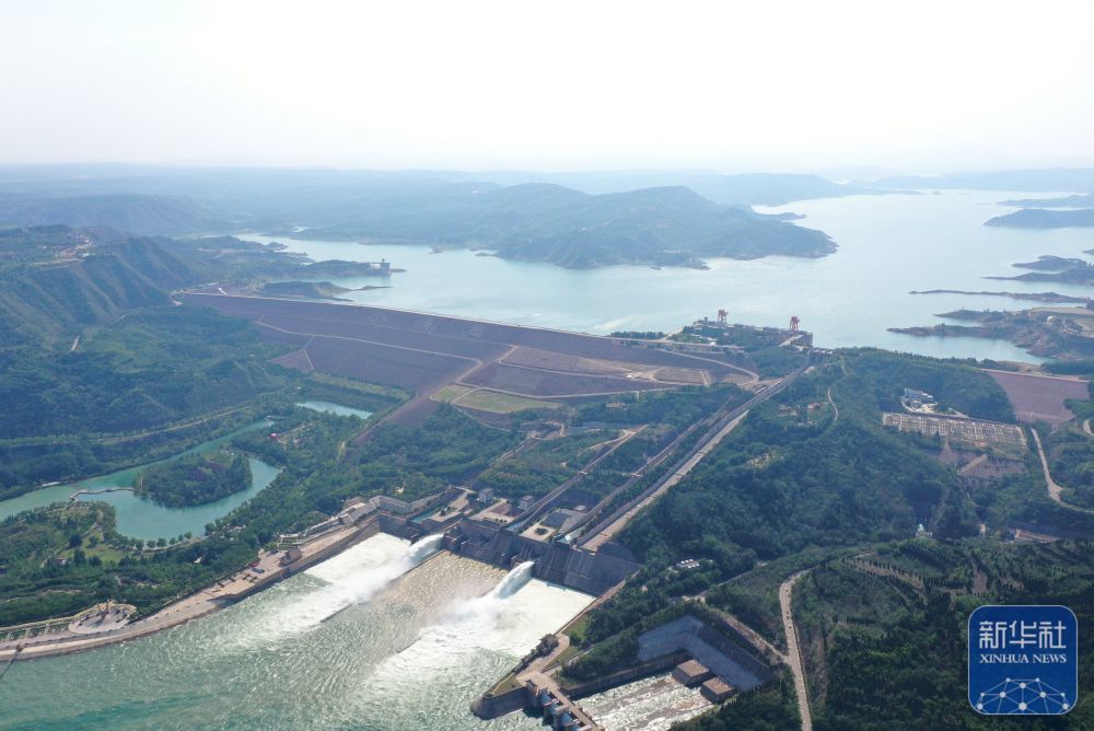 ↑ 这是6月23日在河南济源拍摄的小浪底水利枢纽工程调水调沙现场(无人机照片)。