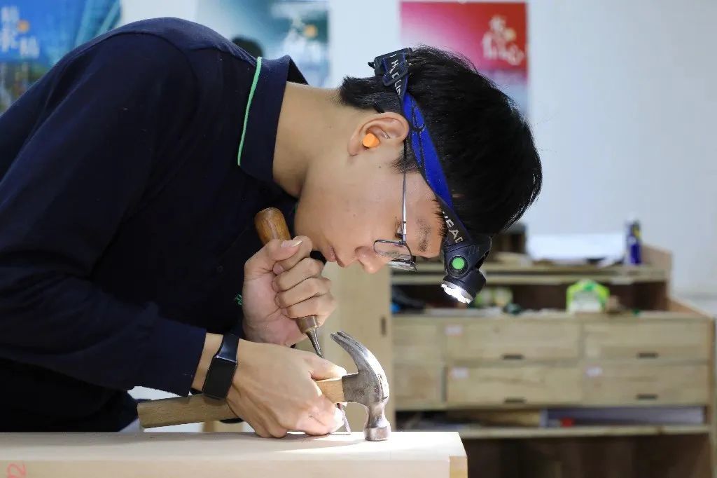 江西环境工程学院学生正在进行专业课程训练 图片来源:江西环境工程学院