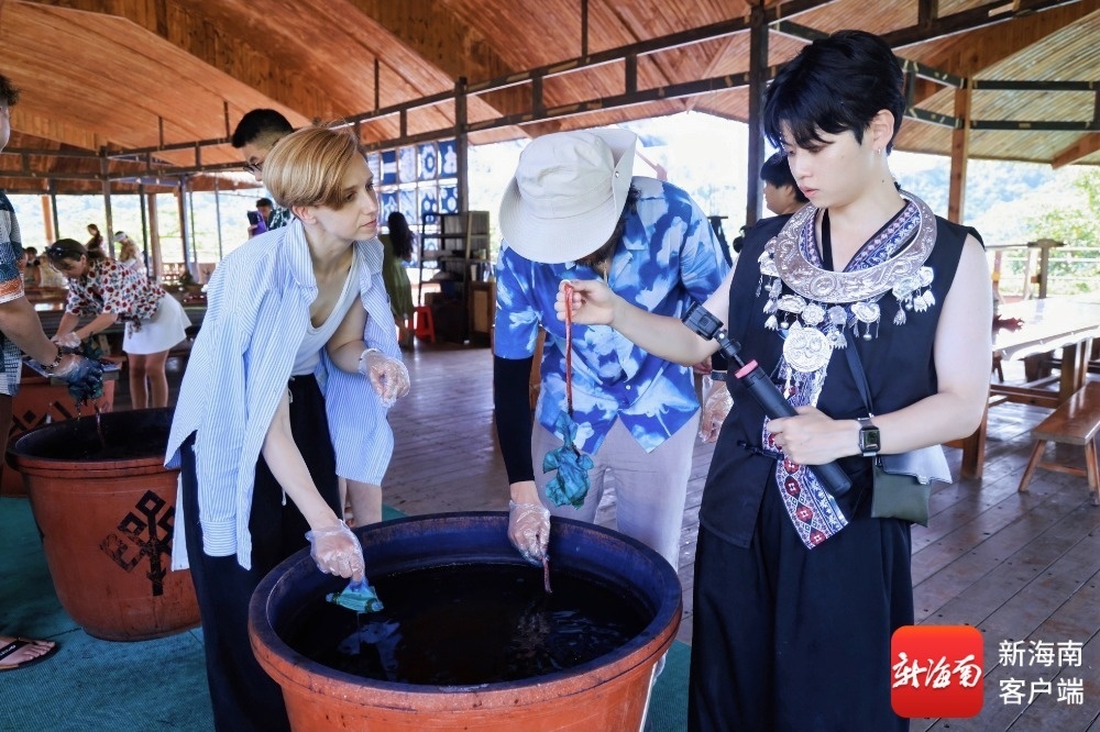 德国籍和日本籍海南旅游国际推荐官走进保亭槟榔谷黎苗文化旅游区体验扎染。主办方供图