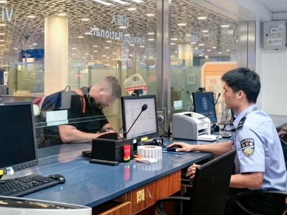 图2：民警在机场口岸为来深外籍人员办理口岸签证