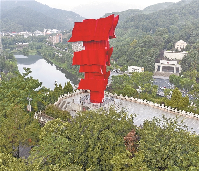 新县红旗飘飘雕塑。