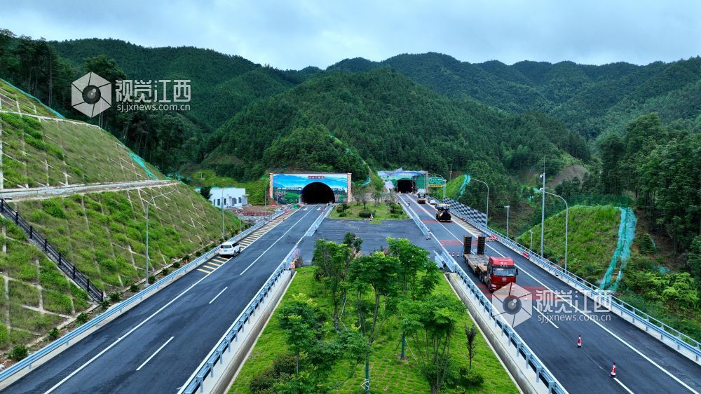 2025年6月23日，江西交投集团投资建设的遂川至大余高速公路各项建设进入收尾冲刺。