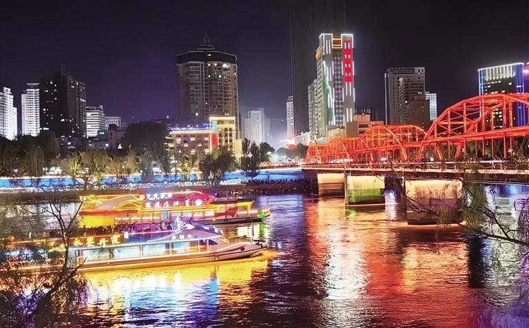 夜晚的黄河游轮