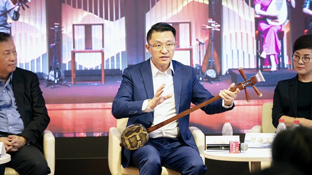 高博文现场演示三弦弹奏，演绎《凌汶之死》选段。
