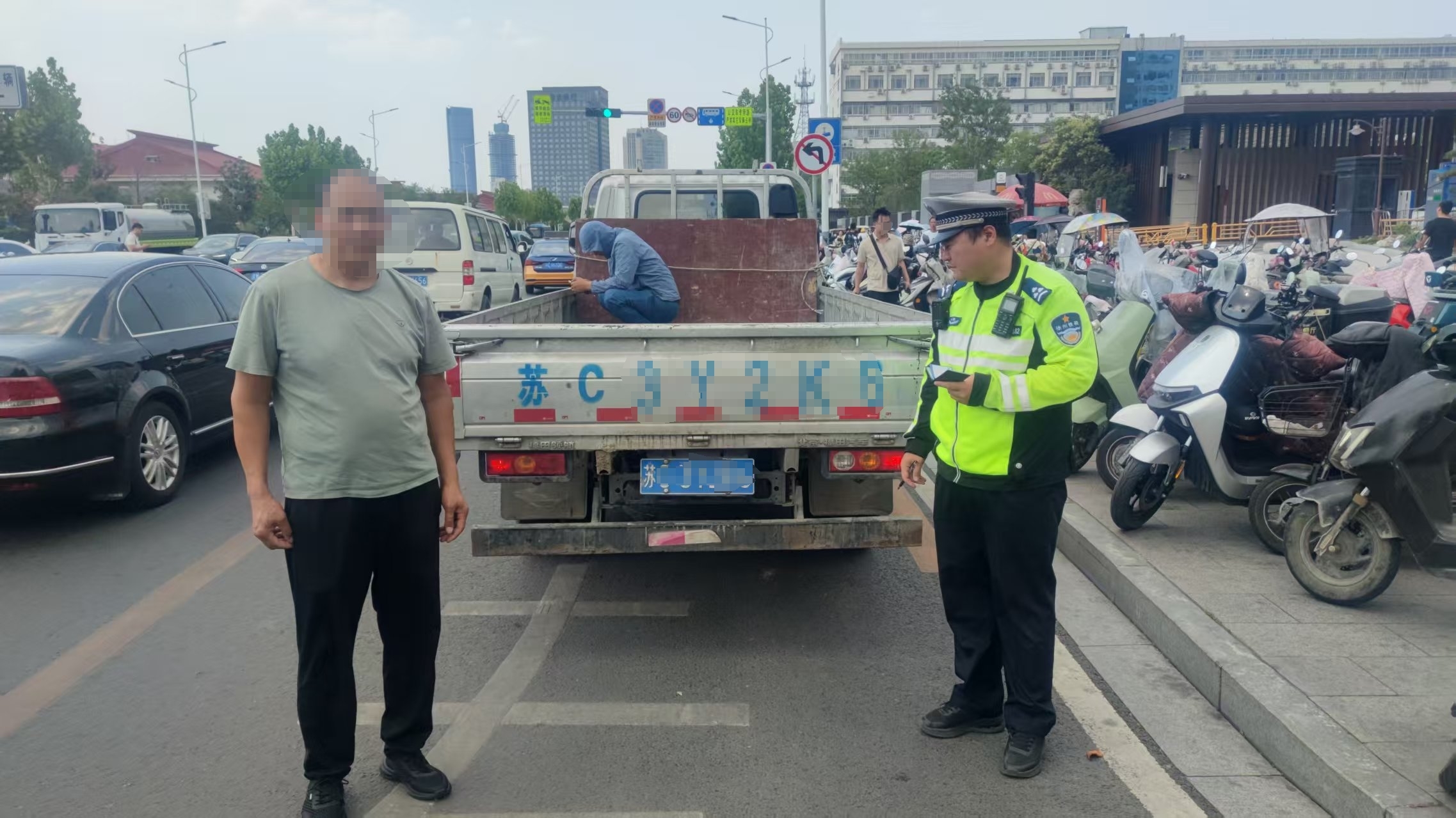 “好心”拉工友们搭便车 徐州云龙交警：货车车斗载人违法