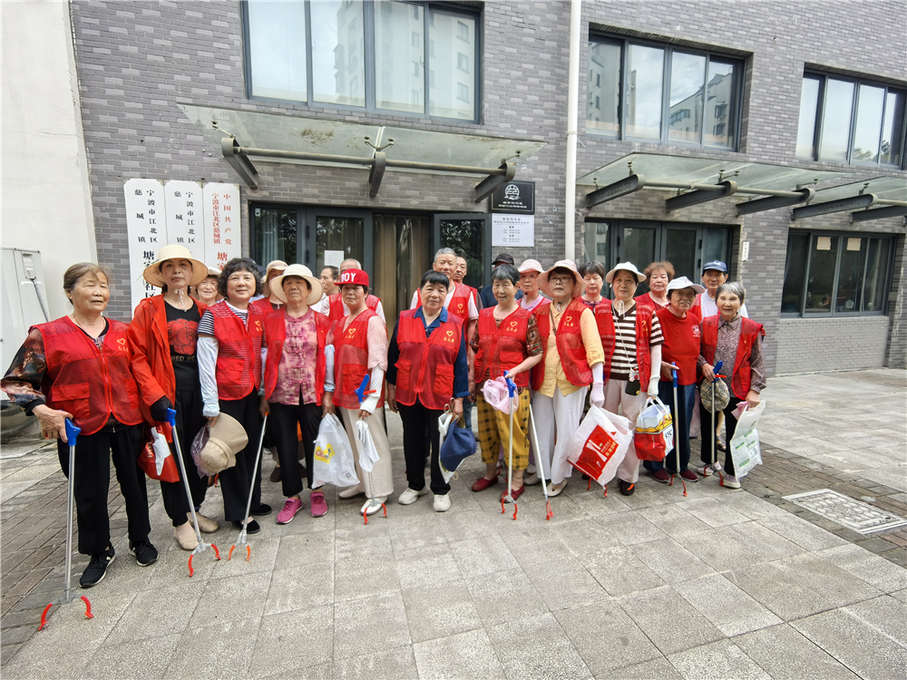 “红心换爱 家园净美”江北塘家湾社区开展党群志愿服务活动