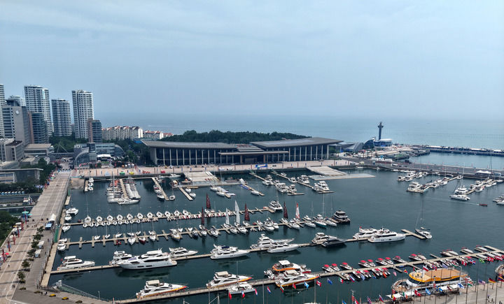 这是第六届跨国公司领导人青岛峰会举办地青岛国际会议中心（2025年6月18日摄，无人机照片）。新华社记者 李紫恒 摄