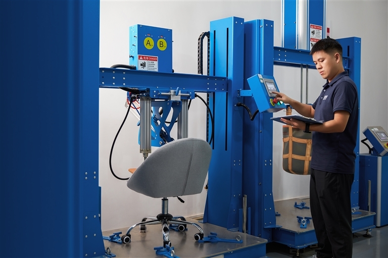 致欧家居2022年入选中国独角兽企业榜单,通过“设计创新+数字化营销”跨境电商新模式,成功建立全球化品牌。图为企业质检实验室。本版图片均由受访者供图