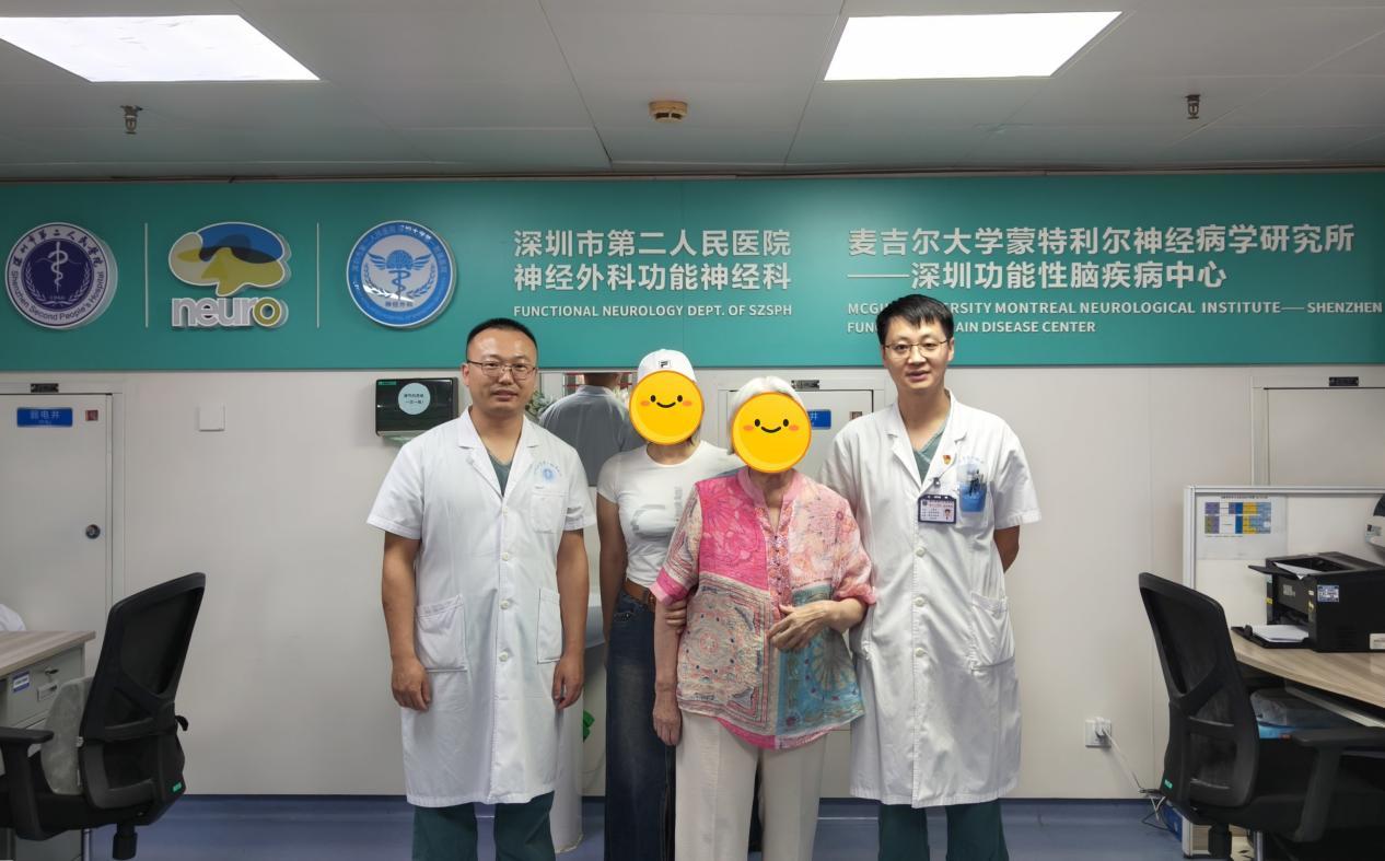 （左姚晨医生团队和患者家属合影）