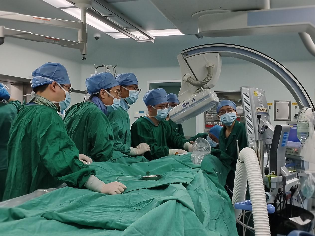 图为:为极低出生体重儿进行心脏介入治疗。