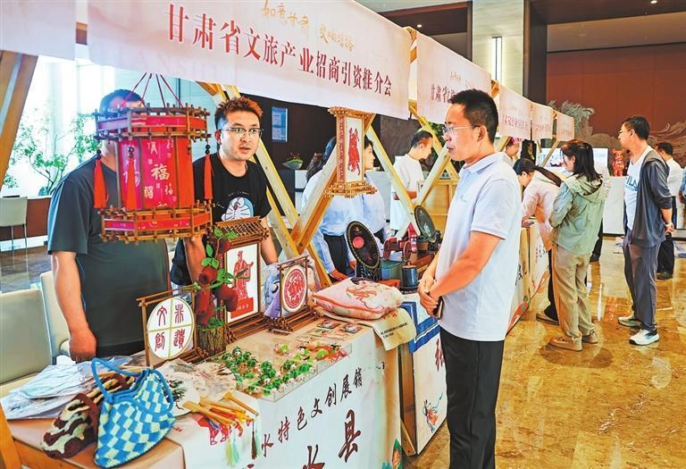6月21日,甘肃省文旅产业链招商引资推介会在天水举行,会场外举行了特色非遗文创产品展示。新甘肃·甘肃日报记者 冯乐凯