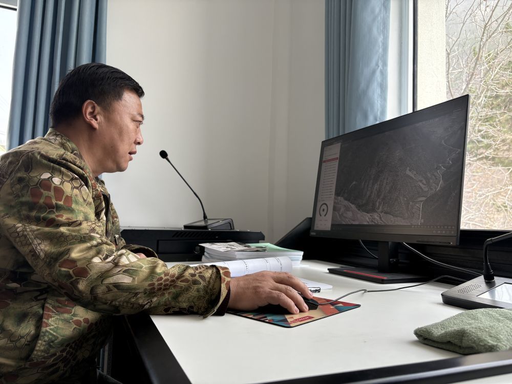 张路达在电脑前查看辖区内实时情况 新华社记者 刁慧琳 摄