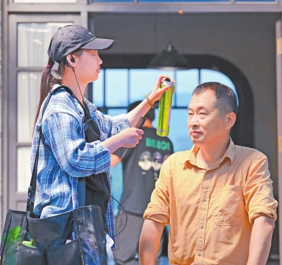 化妝師為當地群演化妝。