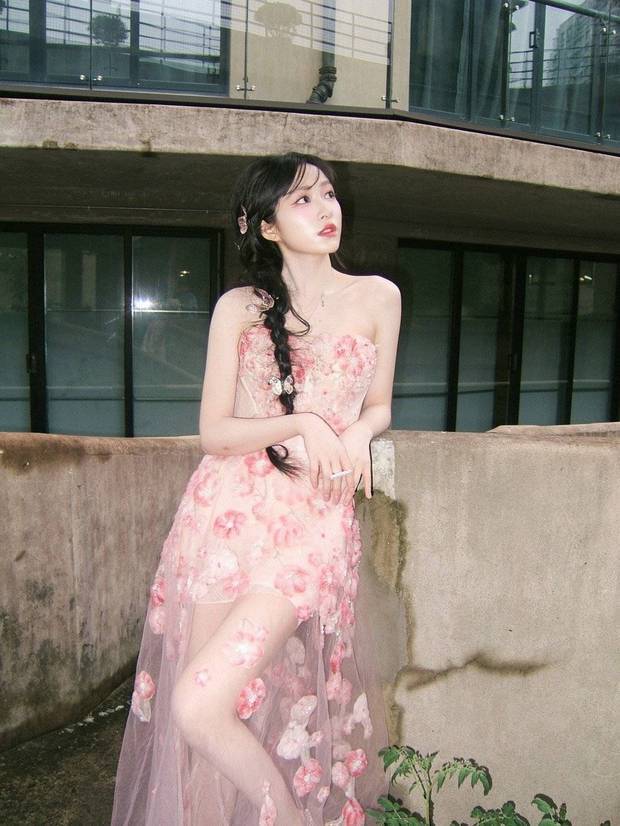 杨肸子展现美腿。