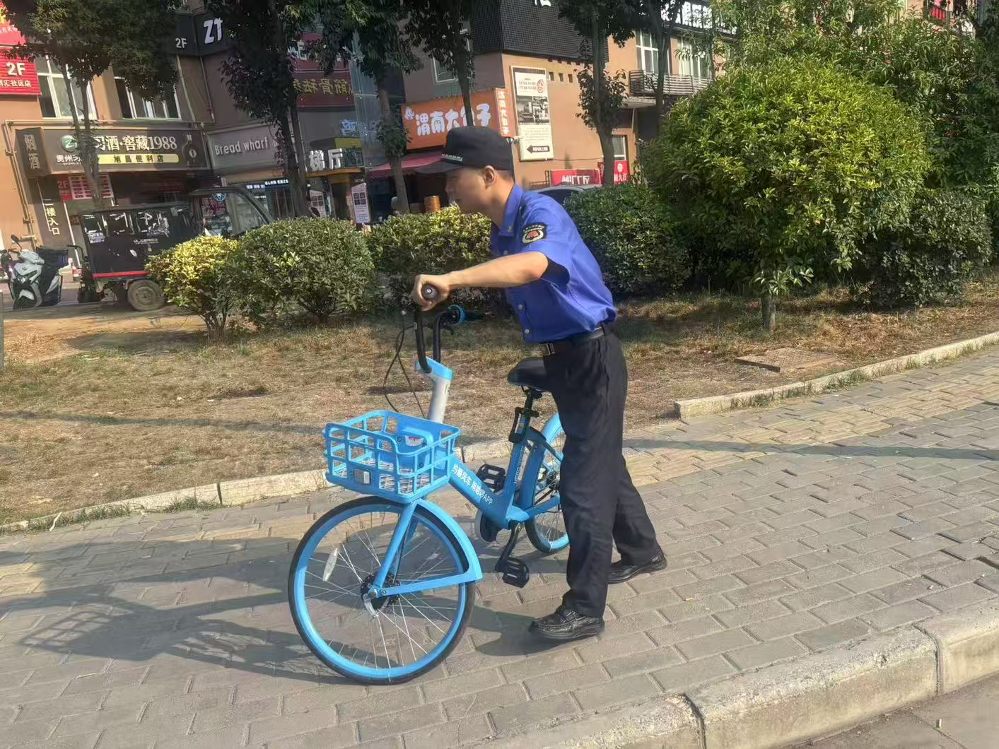 少年提笔追梦 城管贴心护航