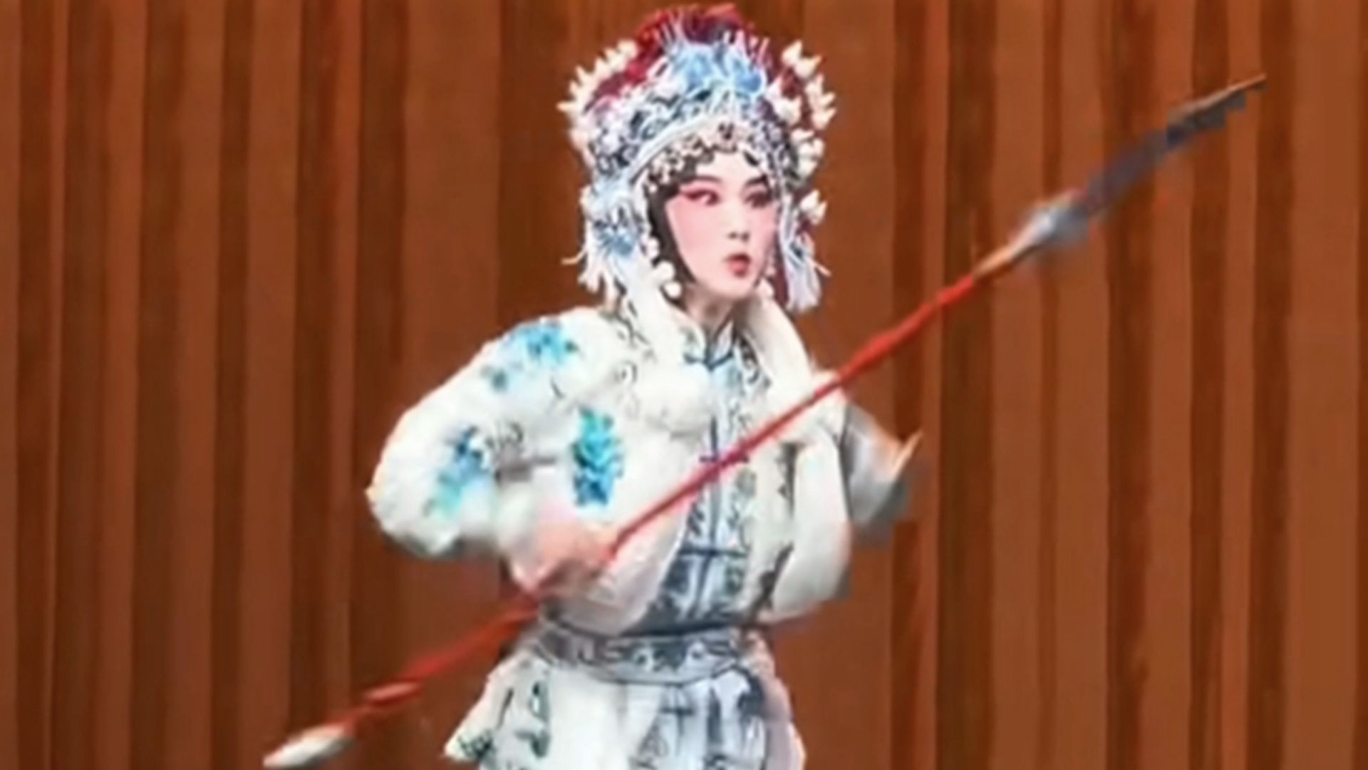 京剧演员花枪中途掉落,巧妙地抬脚一踢,将失误转为亮点,引得观众喝彩声不断_凤凰网视频_凤凰网