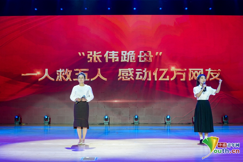 商丘广播电视台融媒记者汪娜(左)与郑州大学学生李苗雨(右)讲述张伟“跪母救人”的故事。中国青年网记者 李华锡 摄