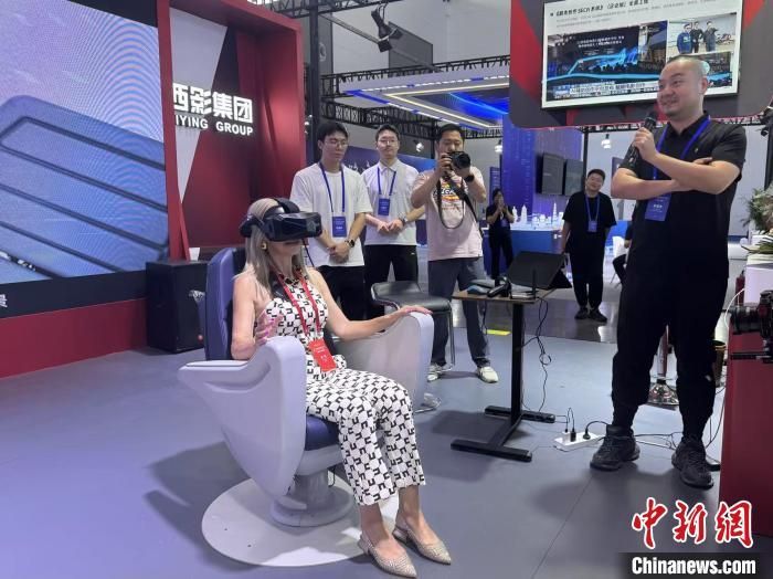 6月19日，参观者在第六届西部数博会展馆内体验参展产品。杨英琦 摄